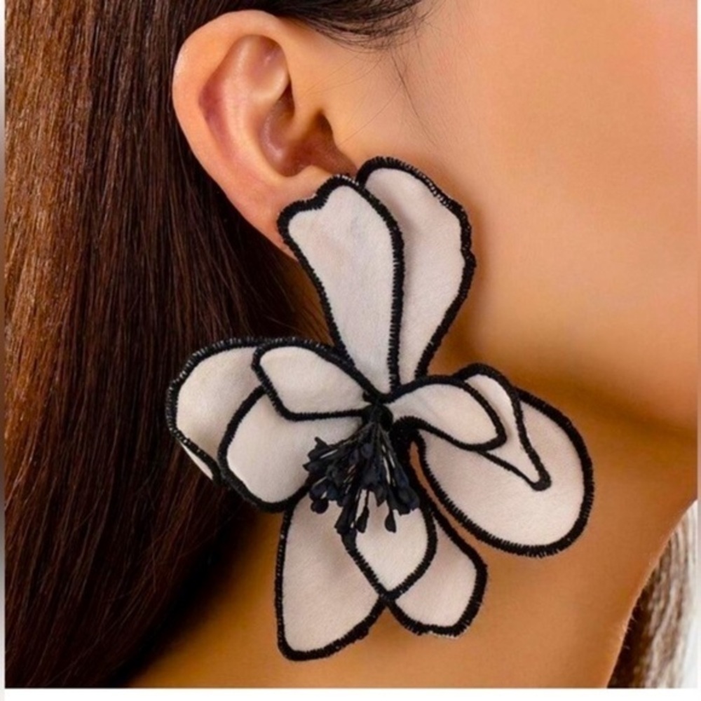 ✨NEW Elegant Black and White Floral Earrings